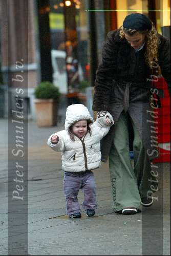Amsterdam 7 januari 2004
Tatum Dagelet met Toy Travis en een kennis op Cornelus Schuytstraat.