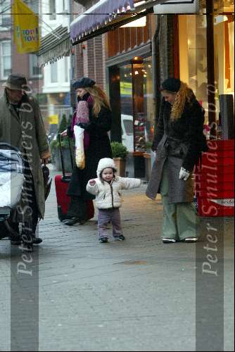 Amsterdam 7 januari 2004
Tatum Dagelet met Toy Travis en een kennis op Cornelus Schuytstraat.