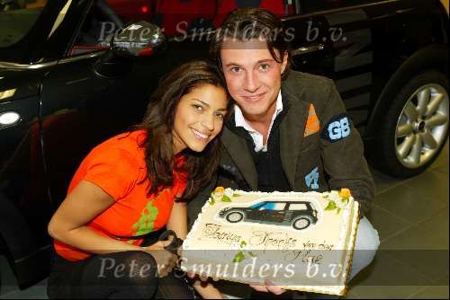 Heemstede 17 januari 2004
Touriya krijgt Mini Cooper.Touriya  samen met haar vriend Martijn Lusink