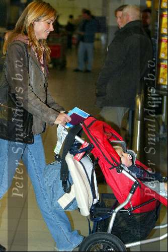 Amsterdam 2 januari 2003
Wendy v Dijk met haar zoontje Sem en een vriendin op Schiphol.