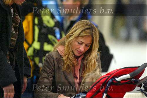 Amsterdam 2 januari 2003
Wendy v Dijk met haar zoontje Sem en een vriendin op Schiphol.