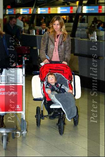 Amsterdam 2 januari 2003
Wendy v Dijk met haar zoontje Sem en een vriendin op Schiphol.