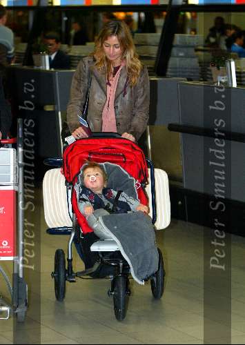 Amsterdam 2 januari 2003
Wendy v Dijk met haar zoontje Sem en een vriendin op Schiphol.