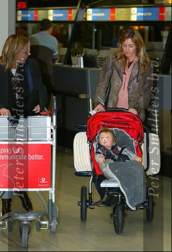 Amsterdam 2 januari 2003
Wendy v Dijk met haar zoontje Sem en een vriendin op Schiphol.