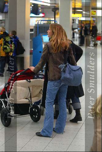 Amsterdam 2 januari 2003
Wendy v Dijk met haar zoontje Sem en een vriendin op Schiphol.