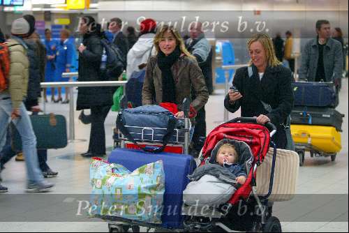 Amsterdam 2 januari 2003
Wendy v Dijk met haar zoontje Sem en een vriendin op Schiphol.