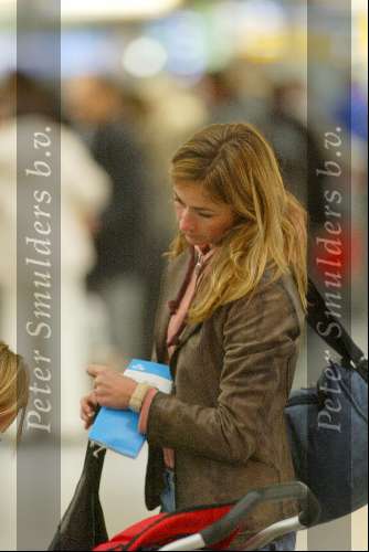 Amsterdam 2 januari 2003
Wendy v Dijk met haar zoontje Sem en een vriendin op Schiphol.