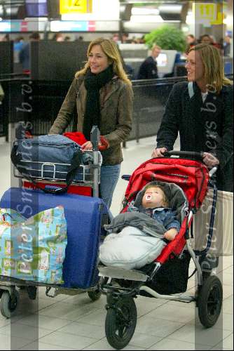 Amsterdam 2 januari 2003
Wendy v Dijk met haar zoontje Sem en een vriendin op Schiphol.