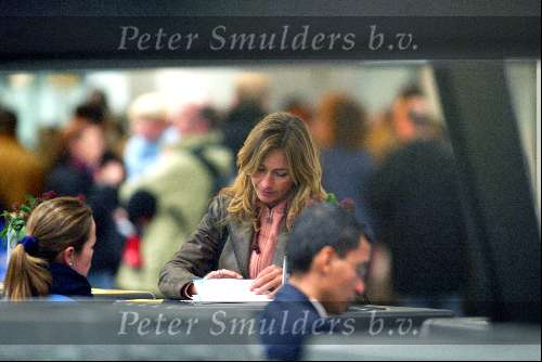 Amsterdam 2 januari 2003
Wendy v Dijk met haar zoontje Sem en een vriendin op Schiphol.