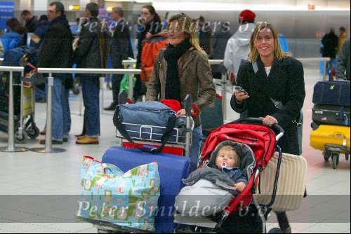 Amsterdam 2 januari 2003
Wendy v Dijk met haar zoontje Sem en een vriendin op Schiphol.