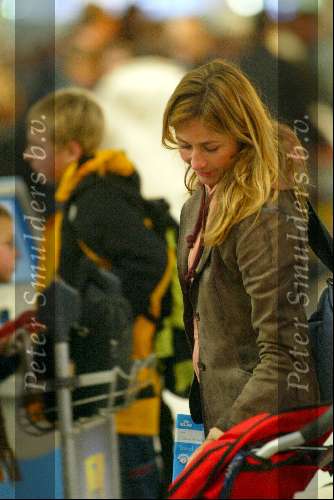 Amsterdam 2 januari 2003
Wendy v Dijk met haar zoontje Sem en een vriendin op Schiphol.