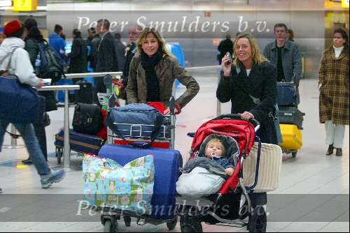 Amsterdam 2 januari 2003
Wendy v Dijk met haar zoontje Sem en een vriendin op Schiphol.