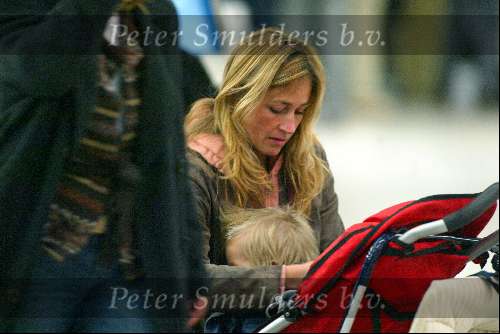 Amsterdam 2 januari 2003
Wendy v Dijk met haar zoontje Sem en een vriendin op Schiphol.