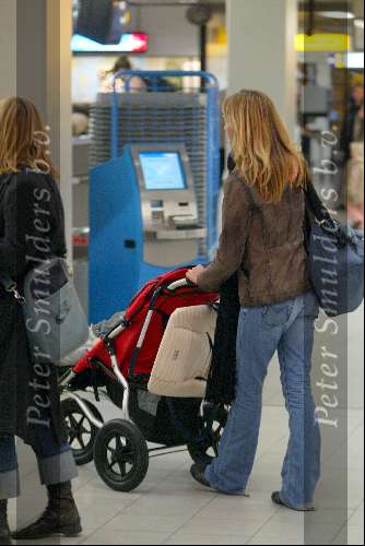 Amsterdam 2 januari 2003
Wendy v Dijk met haar zoontje Sem en een vriendin op Schiphol.