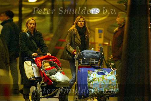 Amsterdam 2 januari 2003
Wendy v Dijk met haar zoontje Sem en een vriendin op Schiphol.