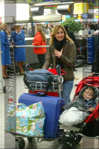 Amsterdam 2 januari 2003
Wendy v Dijk met haar zoontje Sem en een vriendin op Schiphol.