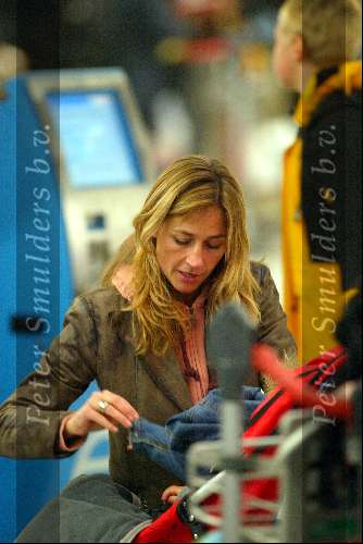 Amsterdam 2 januari 2003
Wendy v Dijk met haar zoontje Sem en een vriendin op Schiphol.