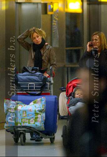 Amsterdam 2 januari 2003
Wendy v Dijk met haar zoontje Sem en een vriendin op Schiphol.