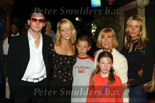 Hilversum 24 maart 2002
Gala  Willeke Alberti Foundation bij studio 21
Willeke met kinderen en kleinkinderen
Danielle van t Schip met Chantal Janzen Johnny de Mol