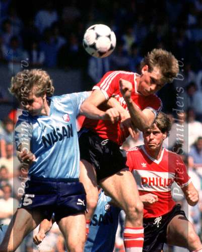 Addick Koot in een luchtduel met FC Utrecht speler....
Op achtergrond Rob McDonald
1988
