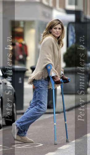 Amsterdam 24 januari 2005
Danielle Overgaag met krukken op pc hooftstraat.