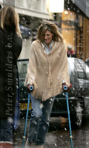 Amsterdam 24 januari 2005
Danielle Overgaag met krukken op pc hooftstraat