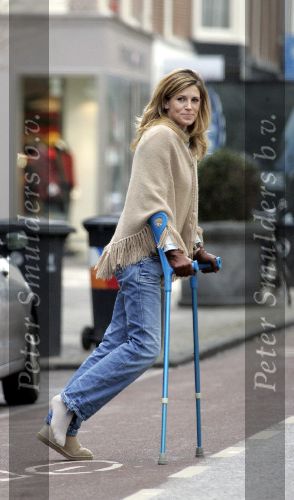 Amsterdam 24 januari 2005
Danielle Overgaag met krukken op pc hooftstraat.