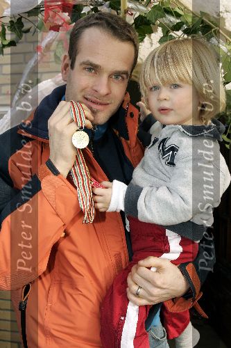 Zwolle 25 januari 2005
Erben Wennemars met zijn zoontje Joep na behalen wereldtitel.