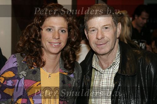 Hilversum 6 januari 2005
Aktie  555 voor azie in studio 22.
Frits Barend en dochter Barbara Barend