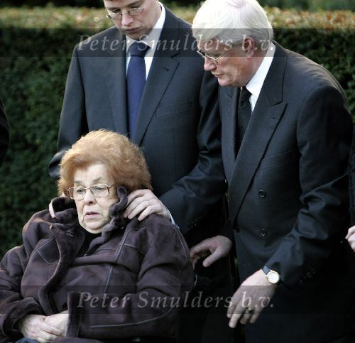Hoogeveen 13 januari 2005
Begrafenis vrouw Hans Wiegel. Hans Wiegel met kinderen en schoonmoeder