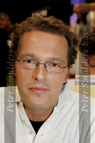 Hilversum 6 januari 2005
Aktie  555 voor azie in studio 22.
Jeroen Latijnhouders