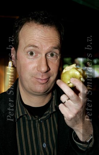 Hilversum 6 januari 2005
Aktie  555 voor azie in studio 22.
  Jochem v Gelder  met een appel