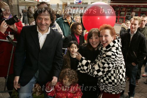 Amsterdam 23 januari 2005
Premiere van Lepel in Tuschinski.
Loes Luca met vriend en kinderen