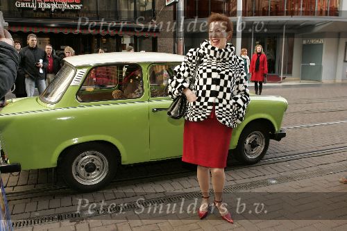 Amsterdam 23 januari 2005
Premiere van Lepel in Tuschinski.
  Loes Luca met Trabant