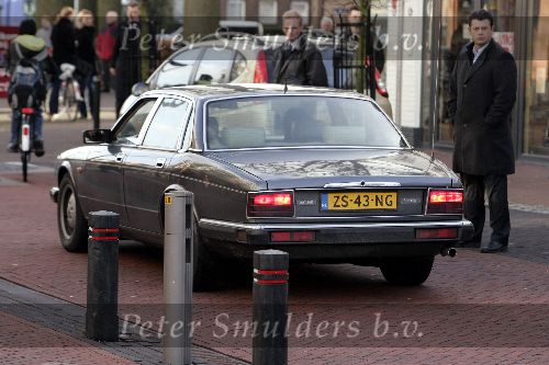 Hoogeveen 13 januari 2005
Begrafenis vrouw Hans Wiegel.  Mies Bouwman met man in jaguar
