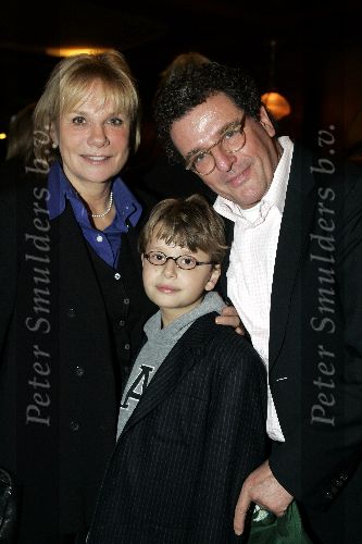 Amsterdam 4 december 2004
Premiere Erik of het klein insectenboek in Tuschinski.
Monique v d Ven met Edwin de Vries en zoontje