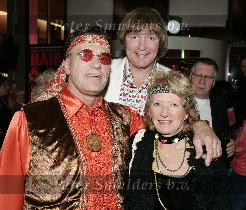 Nijmegen 26 januari 2005
Premiere mucical Hair in Nijmegen.
  Erwin Kettman met zlook a like Arnold Schwarzenegger Niek Lauwers met vrouw