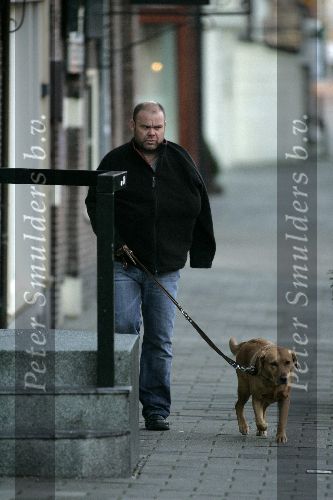 Amsterdam 23 januari 2005
Paul de Leeuw met gebroken arm hond uitlaten.