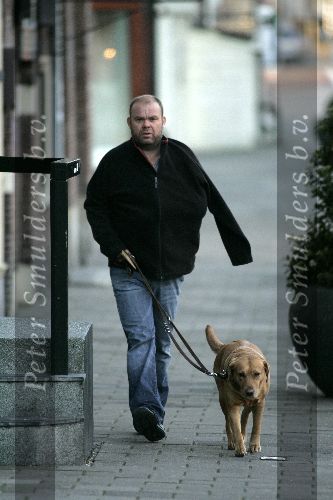 Amsterdam 23 januari 2005
Paul de Leeuw met gebroken arm hond uitlaten.