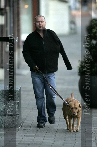 Amsterdam 23 januari 2005
Paul de Leeuw met gebroken arm hond uitlaten.