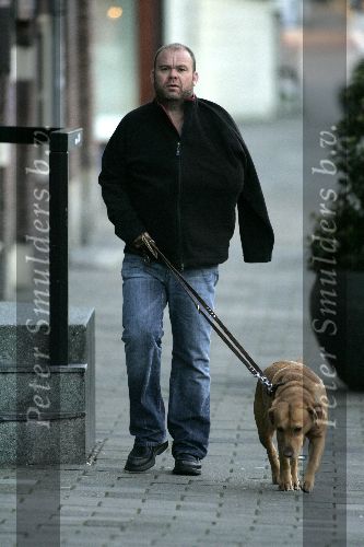Amsterdam 23 januari 2005
Paul de Leeuw met gebroken arm hond uitlaten.