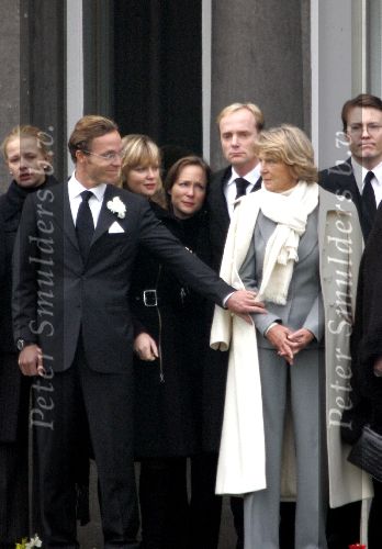 Soestdijk 5 december 2004
Prins Bernhard wordt vanaf  Paleis Soestdijk naar paleis Noordeinde gebracht Prins Jaime Prinses met zijn moeder Prinses Irene