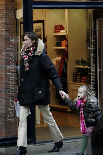 msterdam 9 januari 2005
Prinses Marilene winkelen in de uitverkoop op pc hooftstrat samen met Anna.