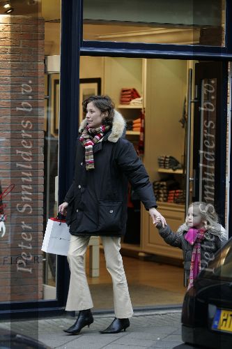 msterdam 9 januari 2005
Prinses Marilene winkelen in de uitverkoop op pc hooftstrat samen met Anna.