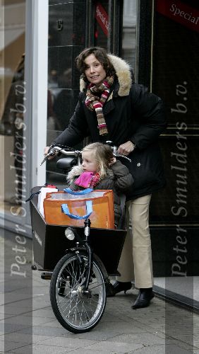 msterdam 9 januari 2005
Prinses Marilene winkelen in de uitverkoop op pc hooftstrat samen met Anna.