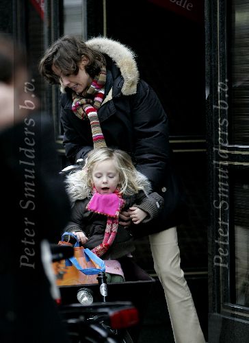 msterdam 9 januari 2005
Prinses Marilene winkelen in de uitverkoop op pc hooftstrat samen met Anna.