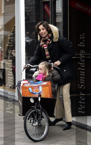 msterdam 9 januari 2005
Prinses Marilene winkelen in de uitverkoop op pc hooftstrat samen met Anna.