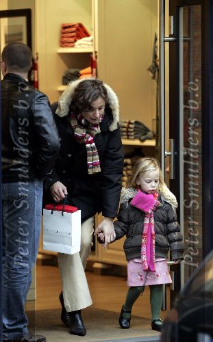 msterdam 9 januari 2005
Prinses Marilene winkelen in de uitverkoop op pc hooftstrat samen met Anna.