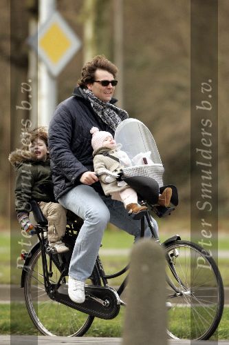 Amsterdam 23 januari 2005
Reinout Oerlemans met kinderen op fiets