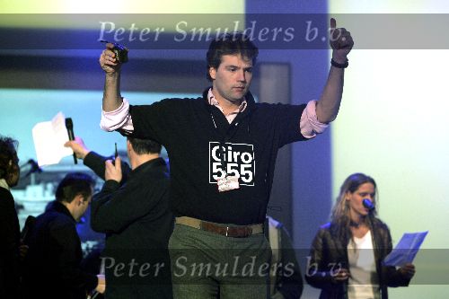 Hilversum 6 januari 2005
Aktie  555 voor azie in studio 22.
Reinout Oerlemans